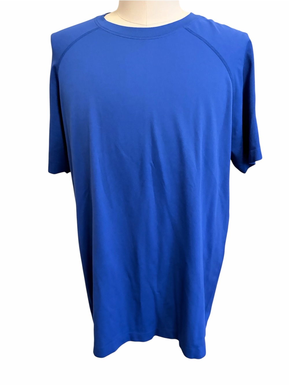 Fabletics XL training day tee in Royal blue